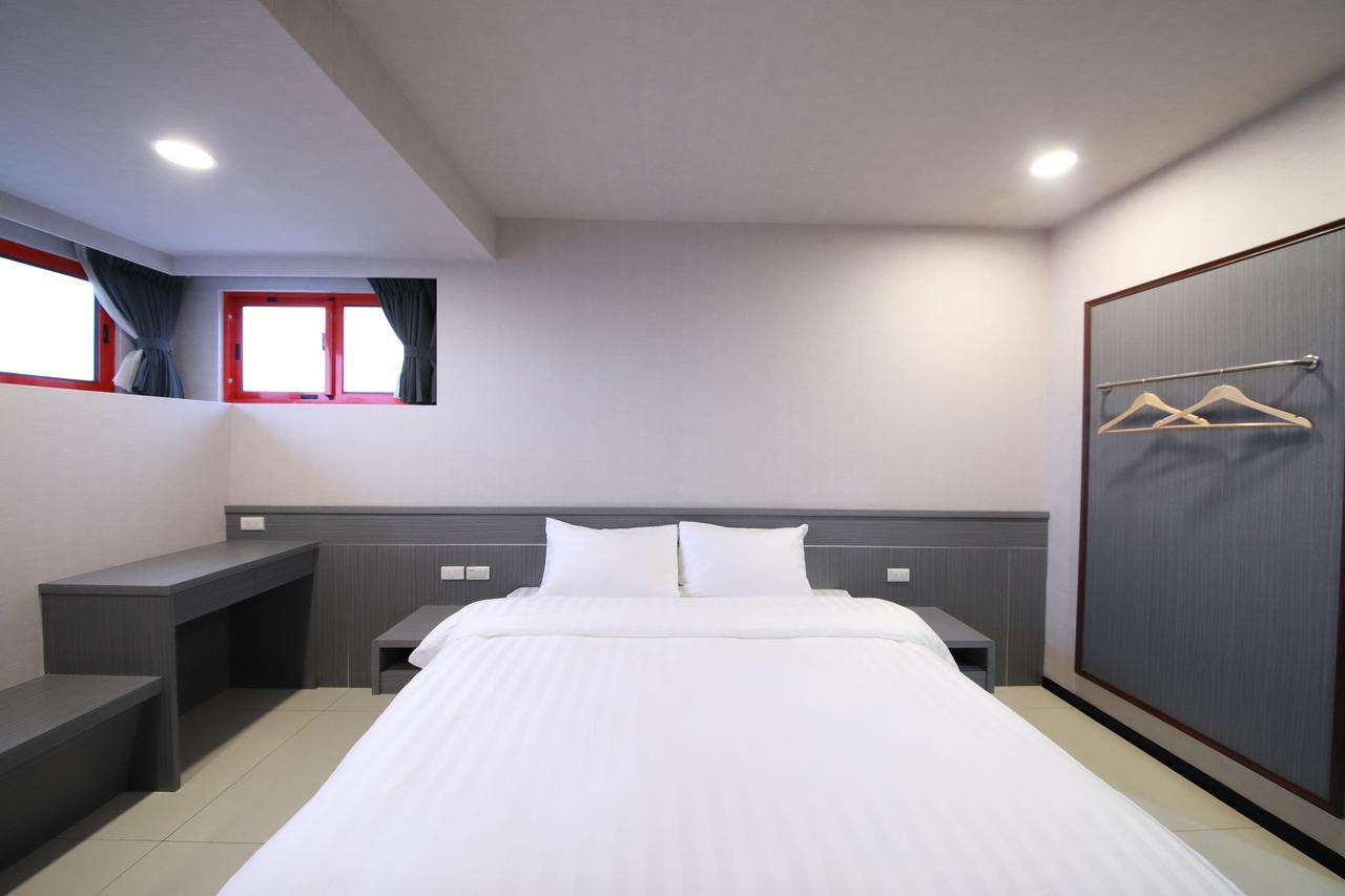 花蓮亮君經典民宿1館加2館民宿-東大門夜市-電梯包棟bright King Homestay Chua-lien Exteriér fotografie